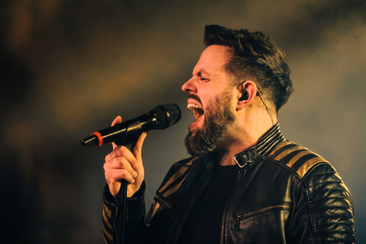 Aaron Perry – Lead Vocals & Piano – QUEEN II • Magic Tribute
